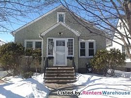 3 Bedroom Duplex - 1 Block From Lake Hia in Minneapolis, MN