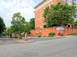 2 Bd/2 Bath in Home Washer/ Dryers  and Pe in Edgewater, NJ (Photo 3 of 5)