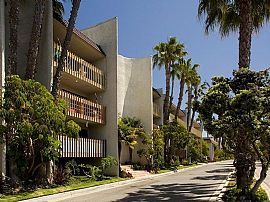 2 Bd/2 Bath Located on The Marina with I in Marina del Rey, CA (Photo 3 of 5)