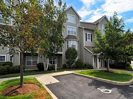 2 Bd/2 Bath Close to Shopping and Public T in Peabody, MA (Photo 3 of 5)