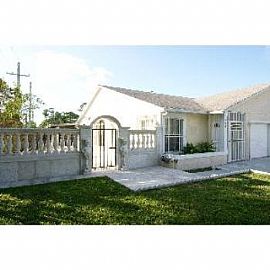 3bd/2ba End Unit Villa W/gated Courtyard in Greenacres, FL