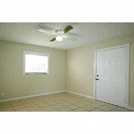 3bd/2ba End Unit Villa W/gated Courtyard in Greenacres, FL (Photo 3 of 5)