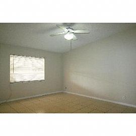 3bd/2ba End Unit Villa W/gated Courtyard in Greenacres, FL (Photo 4 of 5)