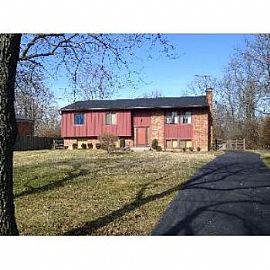 Bi-Level with Pool in Maderia! in Cincinnati, OH