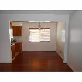 Spacious 2+1 1/2 Condo in Downtown Long in Long Beach, CA (Photo 2 of 5)