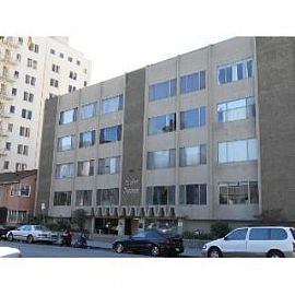 Spacious 2+1 1/2 Condo in Downtown Long in Long Beach, CA (Photo 3 of 5)