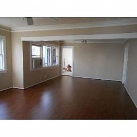 Adorable Refurbished Craftsman 2+1 Home in East Long Beach, CA (Photo 3 of 5)