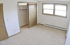 1 Bd/1 Bath 1bd Downtown Residential Loc in Des Plaines, IL (Photo 3 of 5)