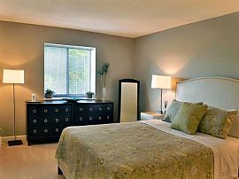 2 Bd/1 Bath Great Rates Just 8 Miles Fro in Houghs Neck, MA (Photo 2 of 5)