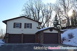 Immaculate 3br/2ba Sfh on Corner Lot In in Burnsville, MN (Photo 2 of 5)