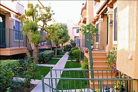 2 Bd/1 Bath Villa Grande Townhomes Offer in Encino, CA