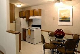 2 Bd/1 Bath Great Location with Access To in Arden Hills, MN (Photo 2 of 5)