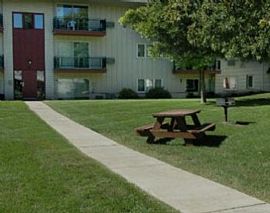 2 Bd/1 Bath Great Location with Access T in Golden Valley, MN