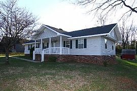 3 Br Ranch - Walk to Downtown Cornelius! in Cornelius, NC