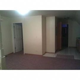 Beautiful 2 Br 1 Ba Apartment with Parking in Chicago, IL (Photo 4 of 5)