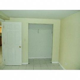 Beautiful 2 Br 1 Ba Apartment with Parking in Chicago, IL (Photo 4 of 5)