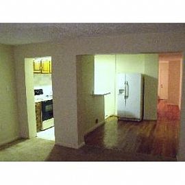 Lovely Townhouse Near Baltimore City Com in Baltimore, MD (Photo 2 of 5)