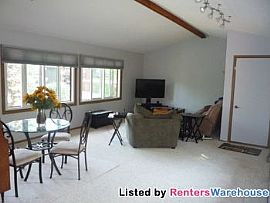 Spacious 3 Bedroom Townhome in Quiet Nie in Fridley, MN (Photo 2 of 5)