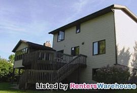 Beautiful 3bed/2.5bath Single Family Hom in Medicine Lake, MN (Photo 2 of 5)