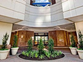 2 Bd/2 Bath Walk-In Closets! Washer and Dr in Arlington, VA (Photo 3 of 5)