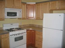 1281 N Pilgrim Lots of Charm! 1st Mont in Stockton, CA (Photo 3 of 5)