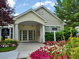3 Bd/2 Bath Gourmet Kitchens and Washer in Wilmington, MA (Photo 2 of 5)