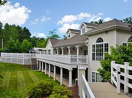 3 Bd/2 Bath Gourmet Kitchens and Washer in Wilmington, MA (Photo 3 of 5)