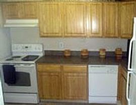 2 Bd/1 Bath Creekside Village-- Newly Re in Alexandria, VA (Photo 4 of 5)