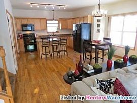 Newer 3-Level 4 Br Home Near St Paul'S B in Saint Paul, MN (Photo 2 of 5)