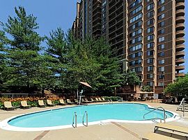 2 Bd/2 Bath Luxury Amenities, Garage Par in North Bethesda, MD (Photo 2 of 5)