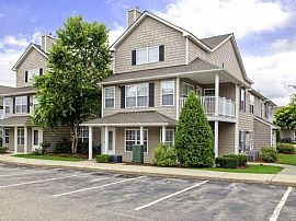 2 Bd/2 Bath Luxury Amenity Options Avail in Marlboro, MA (Photo 4 of 5)