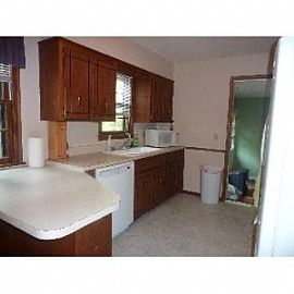 Beautiful 4 Bedroom Home in Prime Locati in Eden Prairie, MN (Photo 4 of 5)