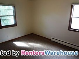 1 Bedroom in Ne Minneapolis in Minneapolis, MN (Photo 3 of 4)