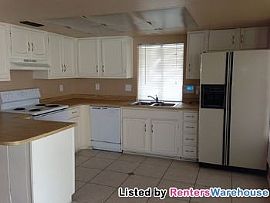 Renters Warehouse Leasing The Property in Phoenix, AZ (Photo 4 of 5)