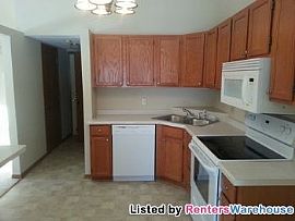 Charming Oakdale Townhome. in Landfall Village, MN (Photo 3 of 5)