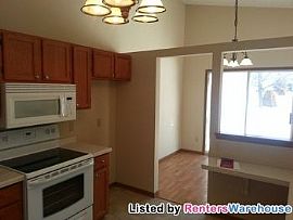 Charming Oakdale Townhome. in Landfall Village, MN (Photo 4 of 5)