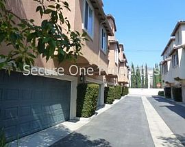 Real City Living! Tri-Level 2 Bed- Loft in Burbank, CA