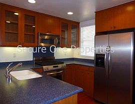 Real City Living! Tri-Level 2 Bed- Loft in Burbank, CA (Photo 3 of 5)