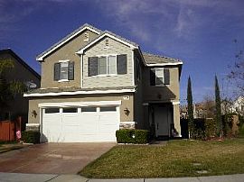 3 Bd/ 2.5 Ba with Community Ammenities! in Perris, CA