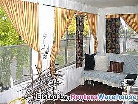 Great 2 Bedroom Home in Northeast Minnea in Minneapolis, MN (Photo 3 of 5)