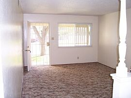 Cute Duplex on Corner Lot in Sacramento, CA (Photo 3 of 5)