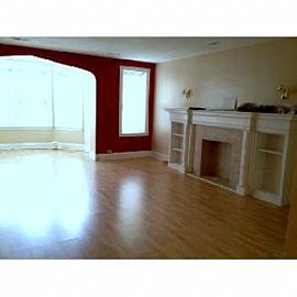 Spacious 3 Br 2 Ba Apartment with Parking in Chicago, IL (Photo 2 of 5)