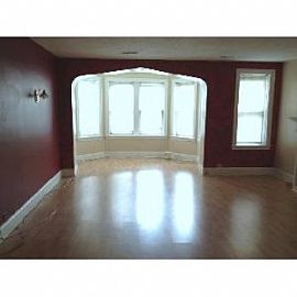 Spacious 3 Br 2 Ba Apartment with Parking in Chicago, IL (Photo 3 of 5)