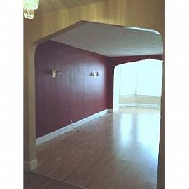 Spacious 3 Br 2 Ba Apartment with Parking in Chicago, IL (Photo 4 of 5)