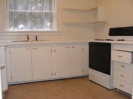 Historic 1889 Victorian Flat Located In in Portland, OR (Photo 4 of 5)