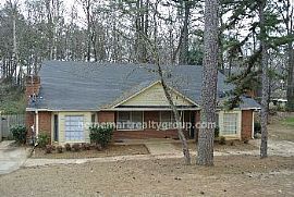 Minutes to I 85 in Norcross, GA