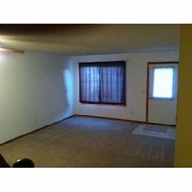 Spacious 2 Bedroom Townhome in Elk River, MN (Photo 5 of 5)