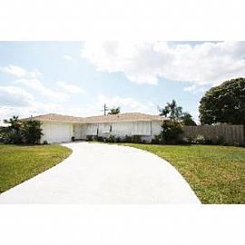 3bd/2ba Home with Beautiful Pool!! in Boynton Beach, FL