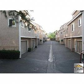 2br 3ba Tri-Level Townhome in San Fernando, CA (Photo 3 of 5)