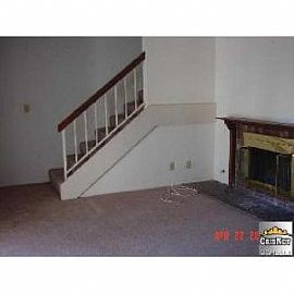 2br 3ba Tri-Level Townhome in San Fernando, CA (Photo 4 of 5)